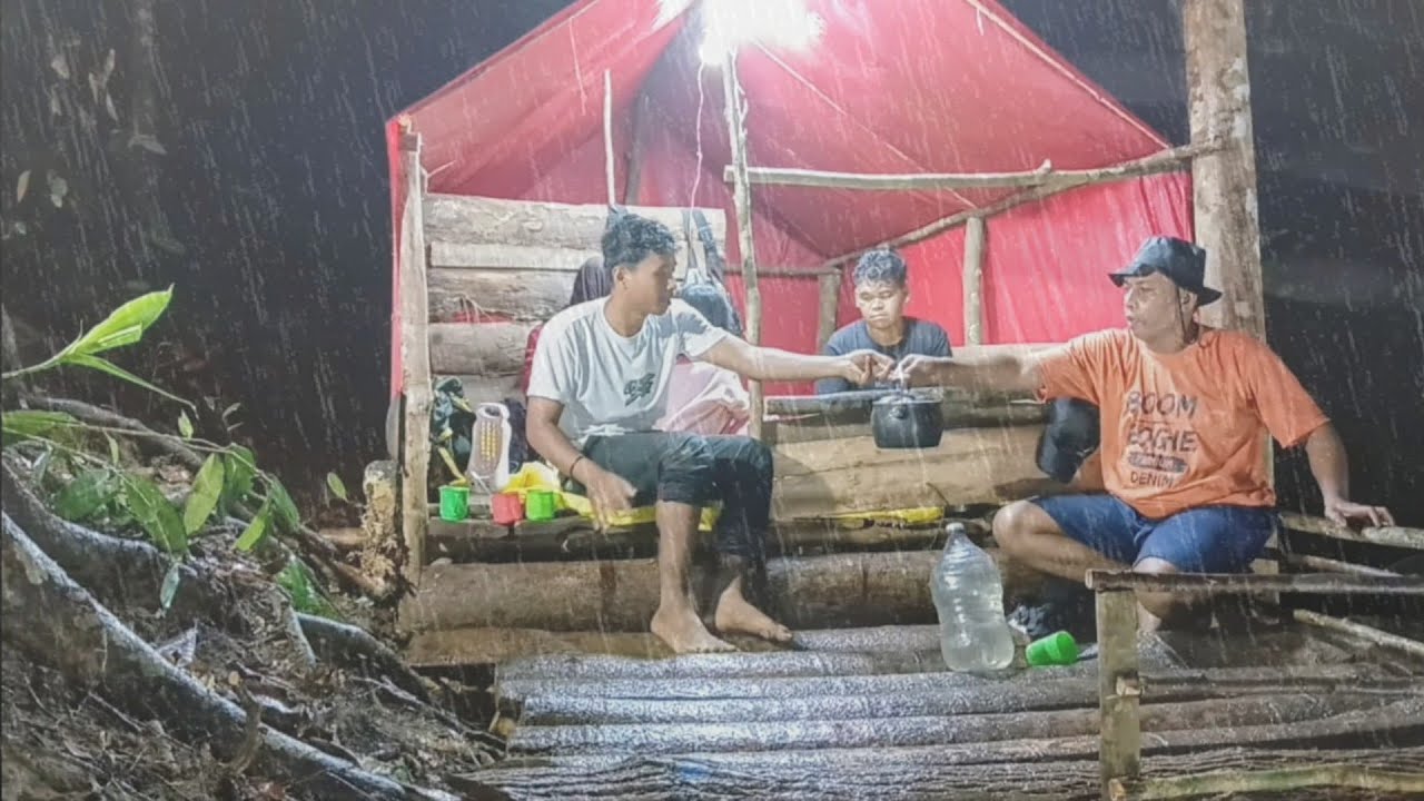 Camping hujan deras di pinggir jurang mencari kerang di danau  tegah hutan