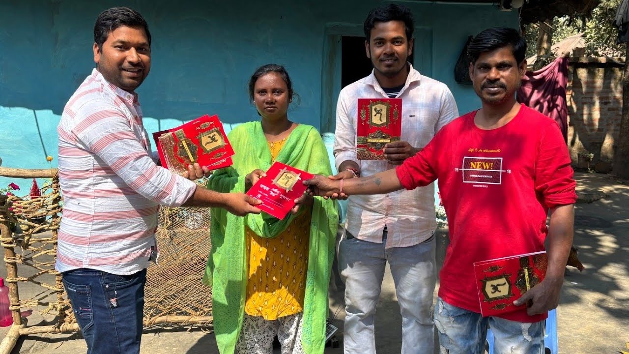 ক্যামেরাম্যানের বিয়ের কার্ড হাতে পেয়ে নিমন্ত্রণ শুরু করলাম |
