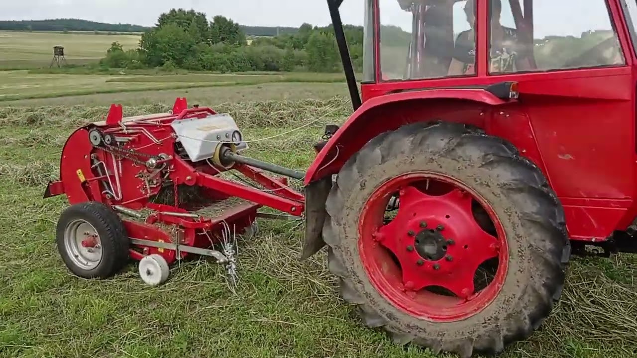 lisování sena se Zetor 3011 a lis rrx-60s