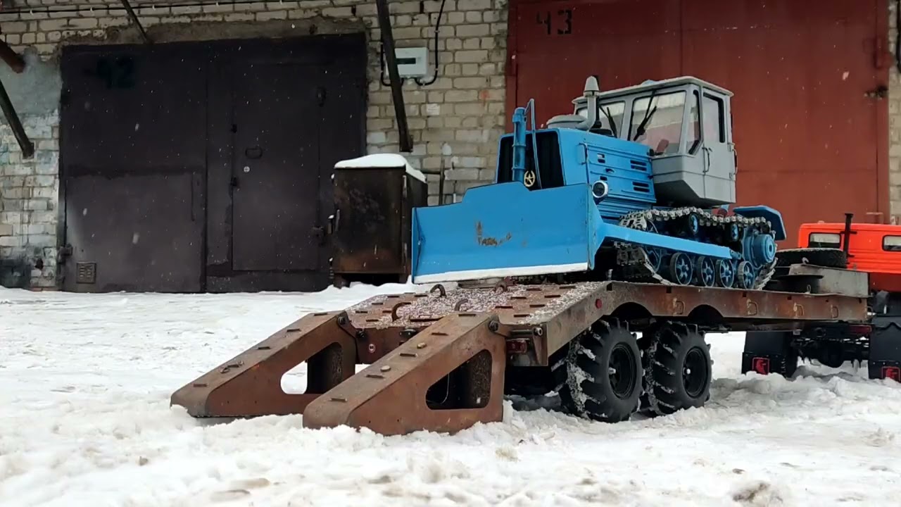 КАМАЗ 5425 с тралом везёт трактор. Т-150 на гусеницах.