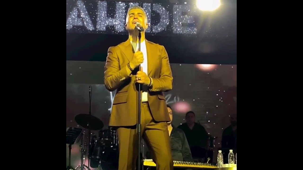 Özcan Deniz - Cantando a Capella Yerine Sevemem 03 - 06 - 23 En el Cahide Istanbul.