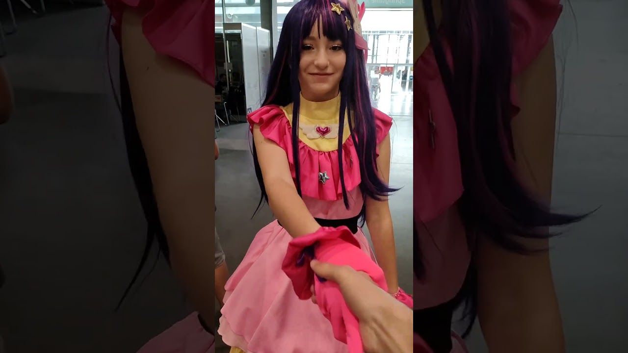 Przywitaj sie jak twoja postać!🥰 #cosplay #costume #shakemyhand #anime