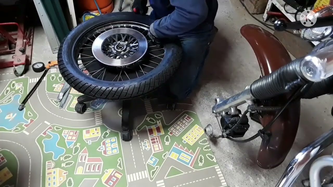 Cómo cambiar neumático de moto en casa con palancas
