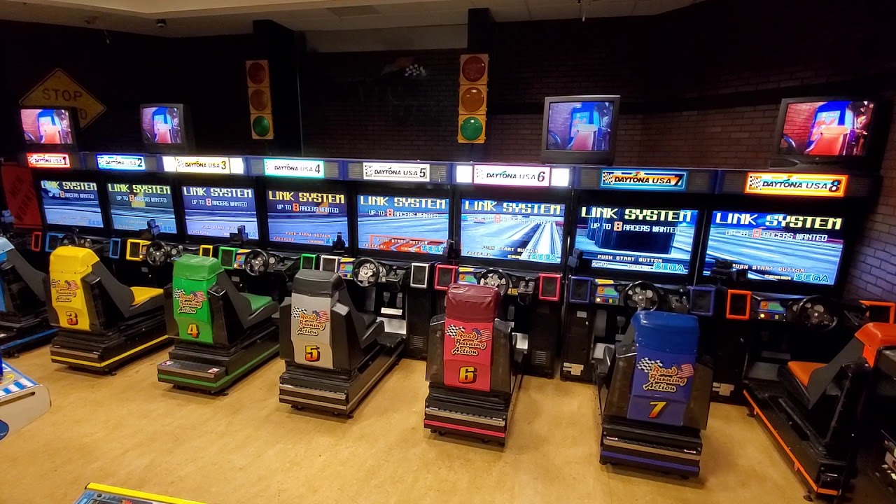 128:9 ultra widescreen! Daytona USA attract mode on SPECIAL cabinet set @ Boss Battle Games