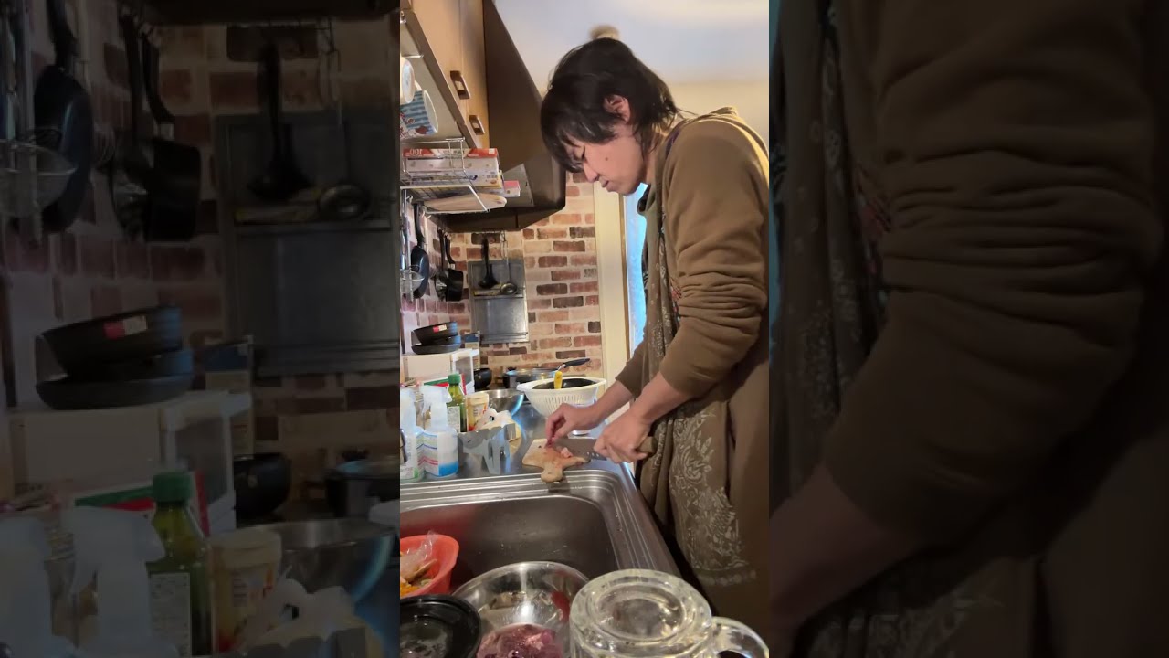 🐔肝大根を仕込んでいる動画