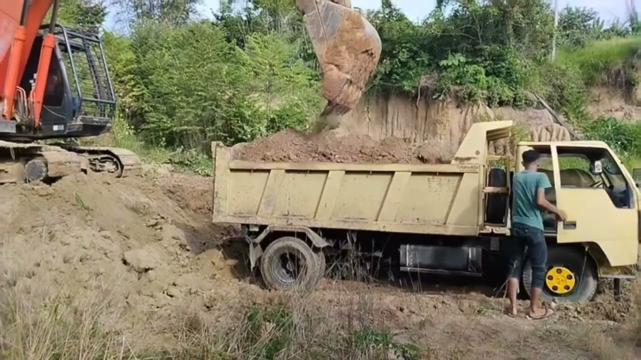 Proses muat tanah timbunan berpasir dengan excavator hitachi