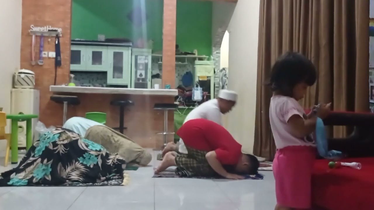SHOLAT BERJAMAAH DI RUMAH