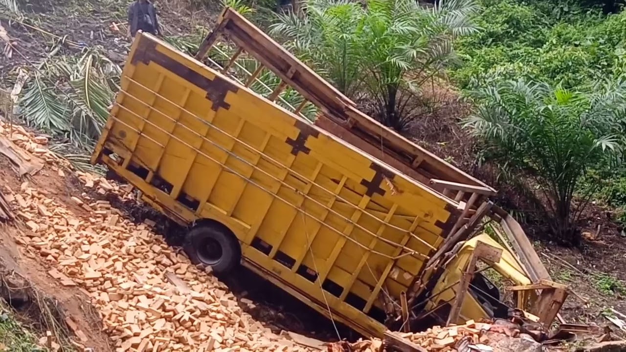 Mengevakuasi truk canter yg terjun kejurang dikedabuhan
