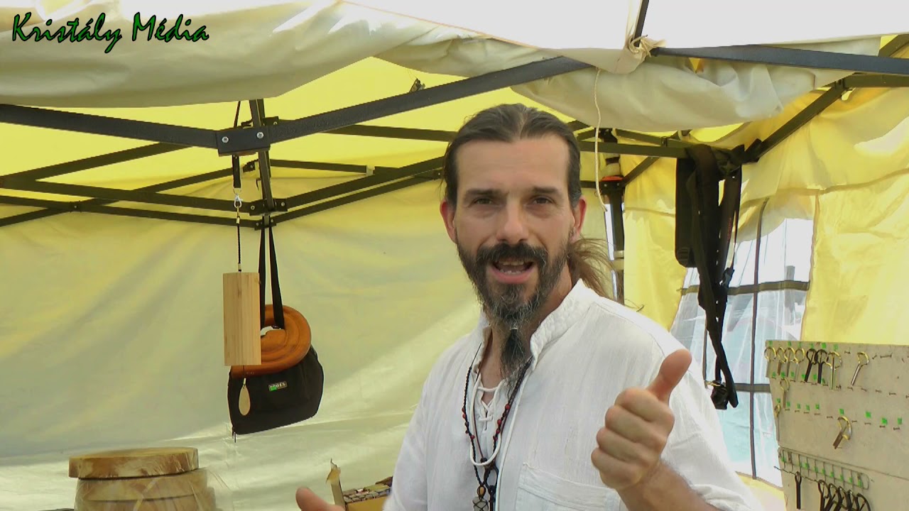 Horváth Viktor zenész, bemutatja a Handpan hangszert