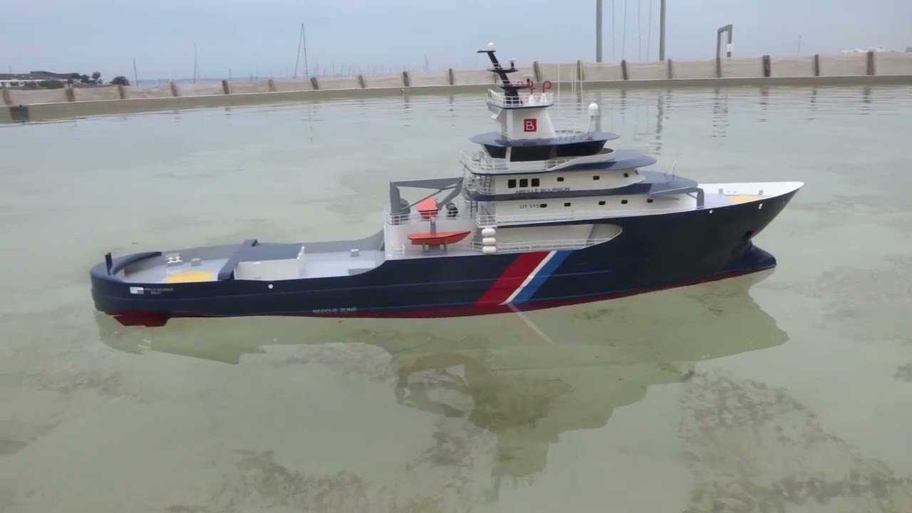 Remorqueur Abeille Bourbon au bassin de Pornichet 2025