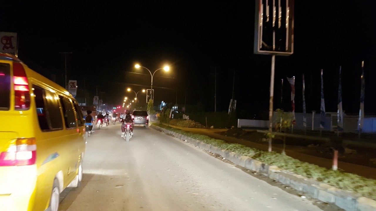 Suasana keramaian Lalu Lintas Jalan utama Kota Sorong Juni 2017