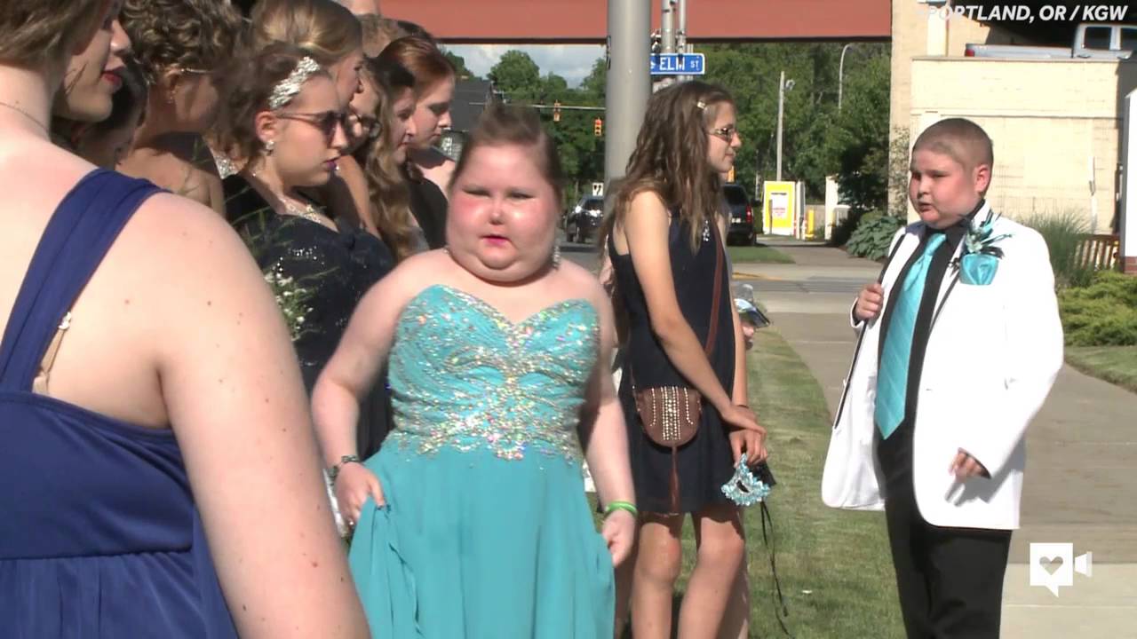 Teens fighting cancer together go to prom together