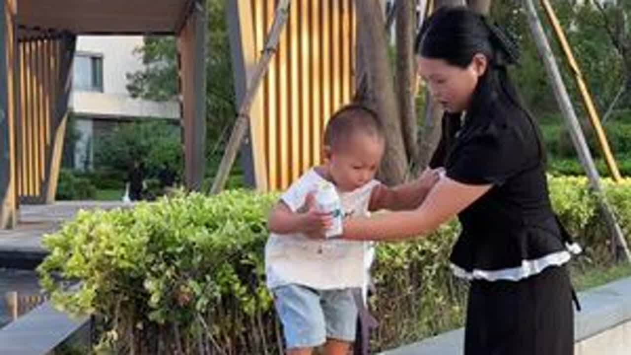 96年三个孩子的妈妈，无工作 无社交，突然喜欢上了现在的生活，带好孩子，照顾好他们的一日三餐， 没有家常里短，没有勾引斗角…… #玻妞擦窗机器人