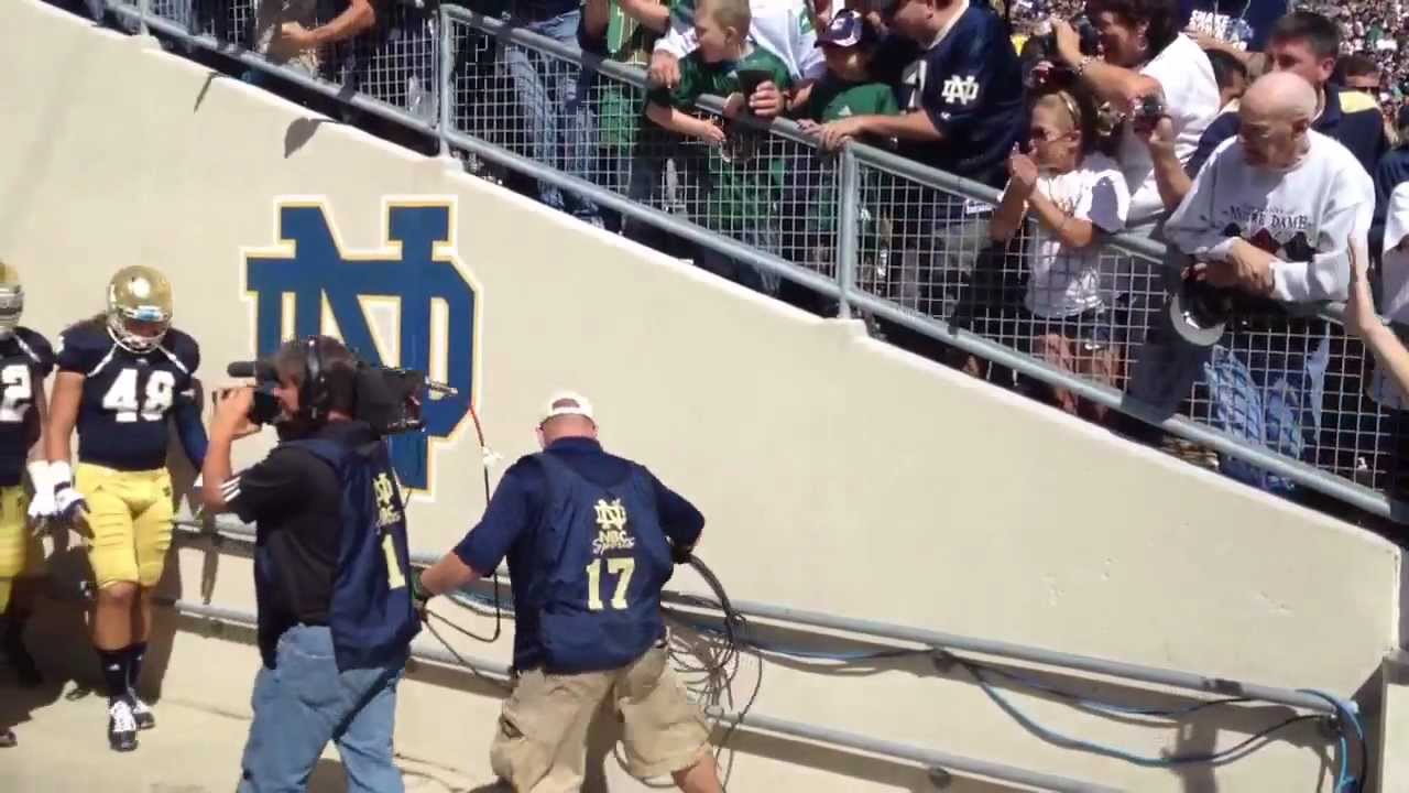 Brian Kelly and Notre Dame get fired up & come out tunnel
