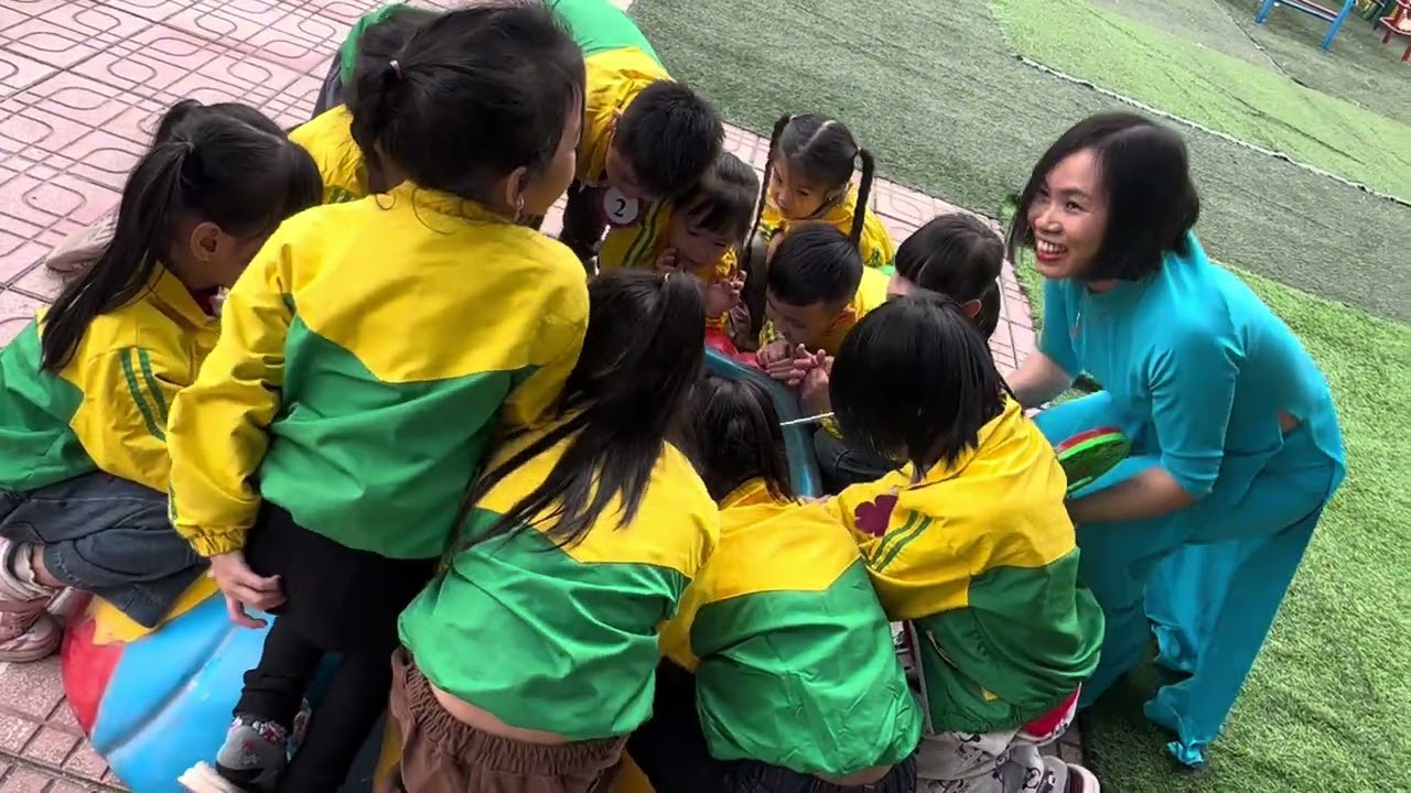Hoạt động  ngoài trời: Quan sát con cá, con cua. GV: Nguyễn Thị Cải.
