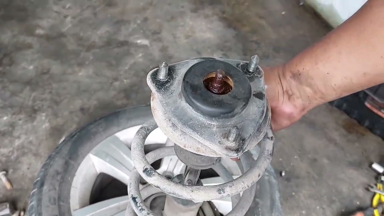 Cómo cambiar la base del amortiguador de mi carro _ ruido en mi llanta pasando un bache.