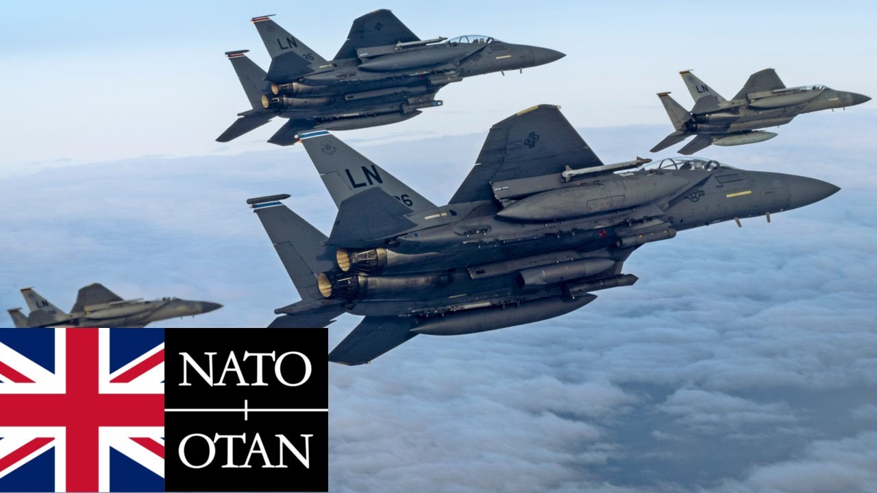 НАТО, Великобритания. Истребители F-15 ВВС США на малой высоте во время учений.