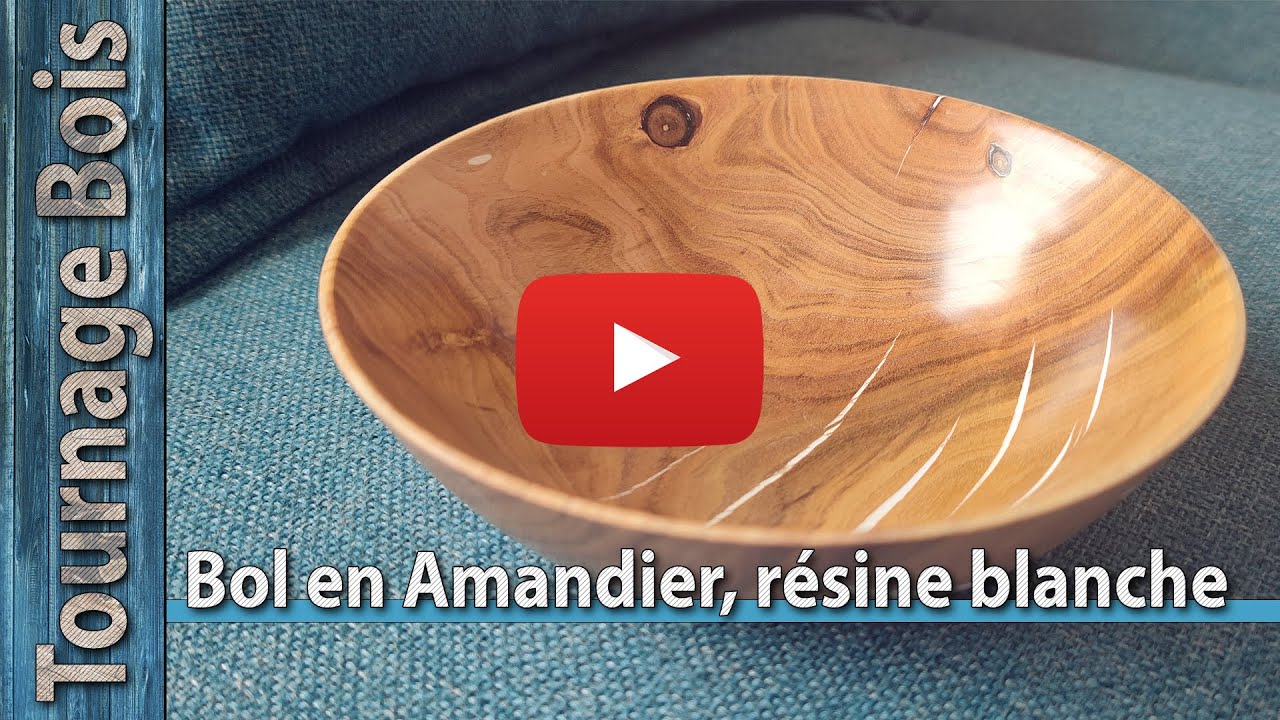 Tournage bois, bol en Amandier et résine blanche.