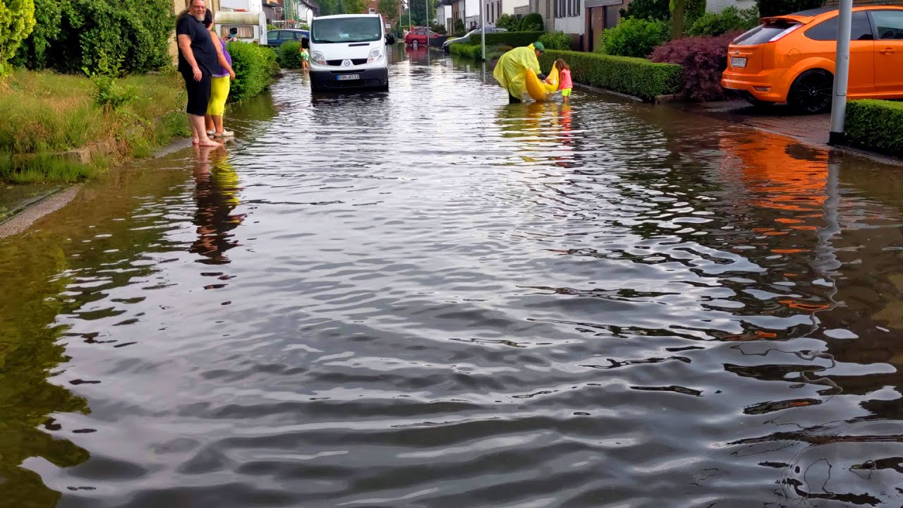 Gewitter flutet weite Teile der Stadt Bocholt - Sirenenalarm durch Unwetter