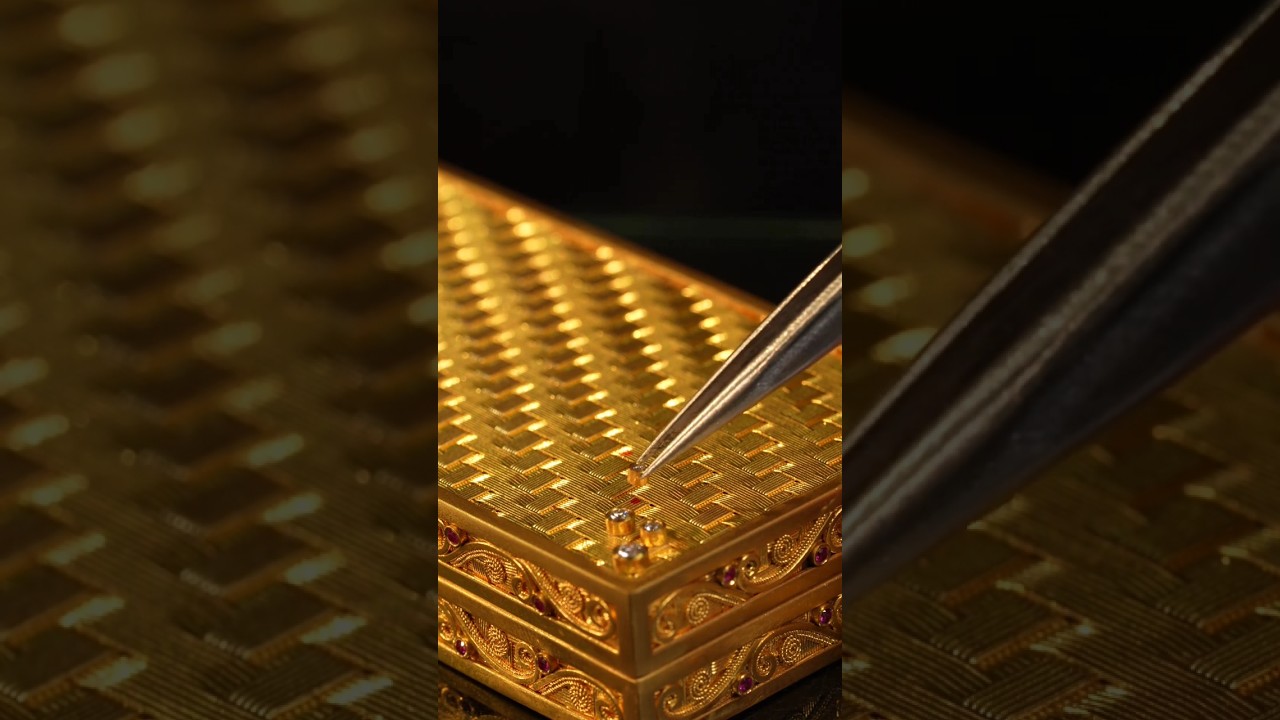 Elegant Gold Cigarette Case &ndash; Luxury Handcrafted Heritage Design