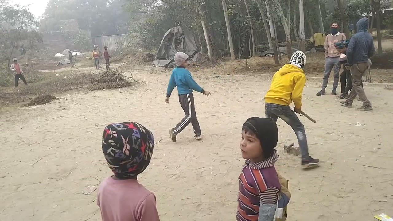 छोटे छोटे बच्चे  खेल ते हे तभी अई पियल और बंड कफ खेल पाते है