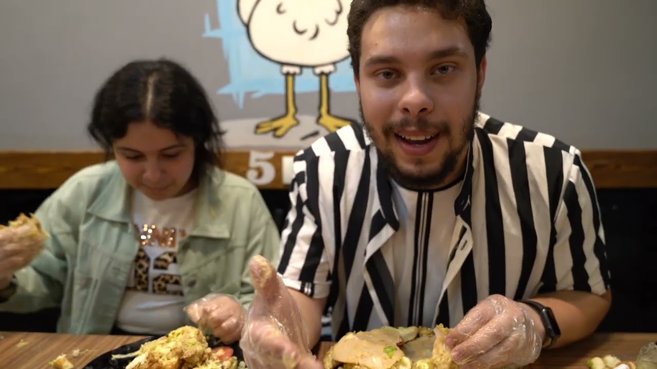 اول شخص يخلص الساندوتش يكسب ١٠ الاف جنية 🍔💸(تحدي على أكبر ساندوتش في العالم )
