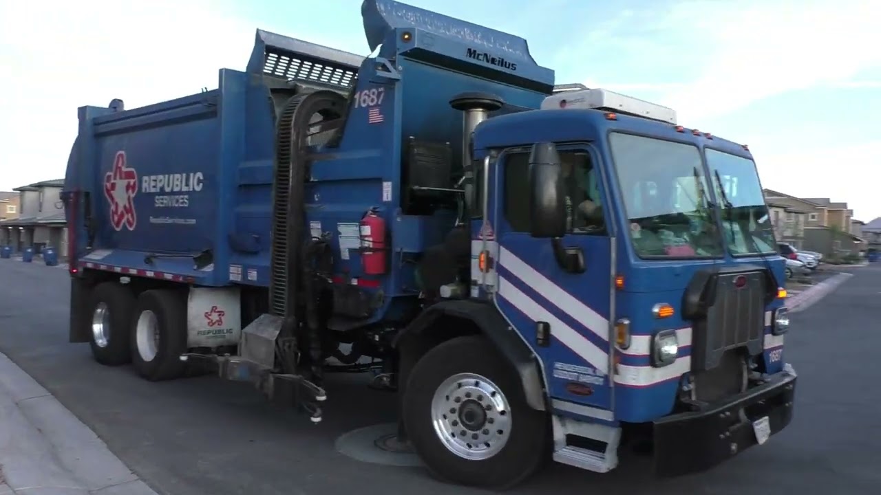 Republic Services - Peterbilt McNeilus ZR Doin' an Alley Full of Toters! 