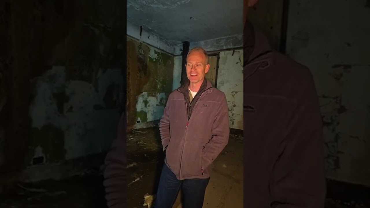 Walking round and abandoned asylum ! 