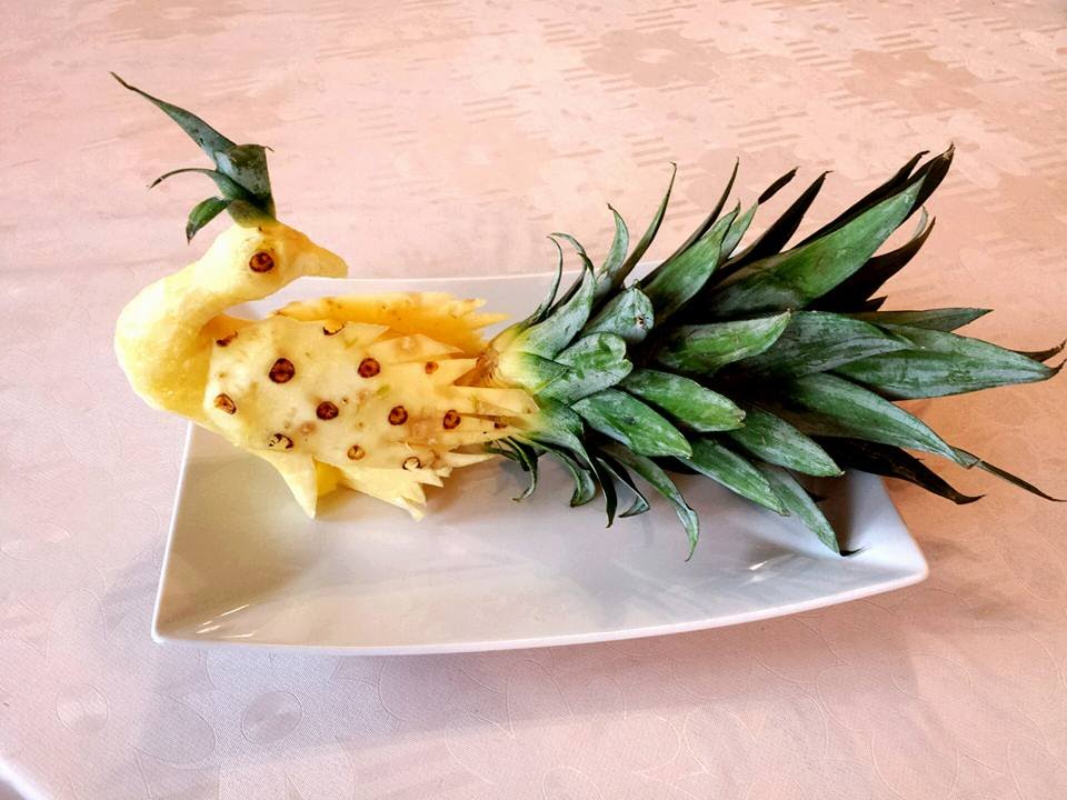 Lesson 260 Pruning Peacock Pineapple fruit.Hướng dẫn cách tỉa con Công từ quả Dứa-