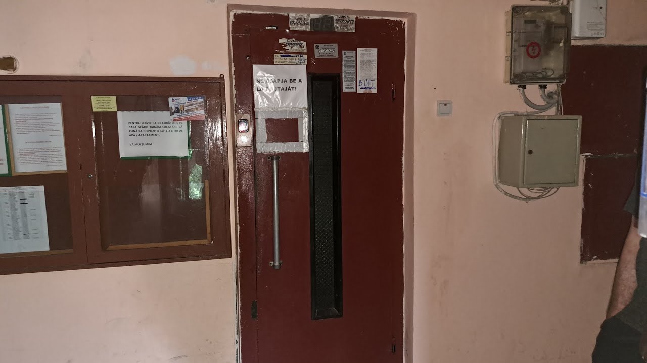 Old IFMA traction elevator @ Strada Vasile Goldiș 8, bl. 11, Sfântu Gheorghe, Romania