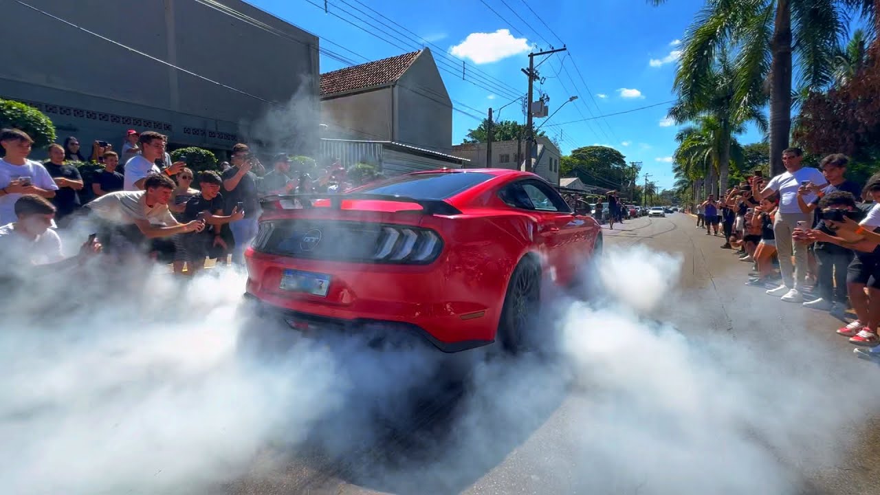 MUSTANG DEU AULA NA SAÍDA DO EVENTO
