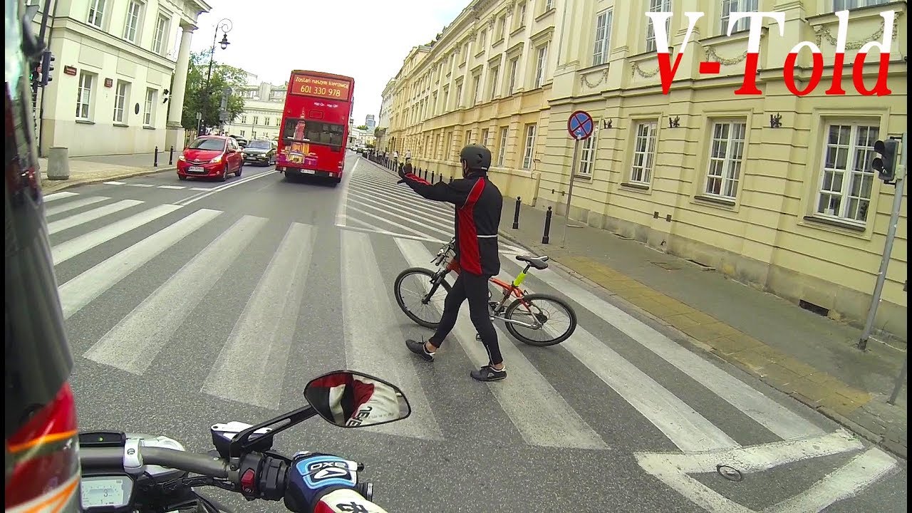 Onboard Ducati XDiavel S: TOUR BUS VS CYCLIST