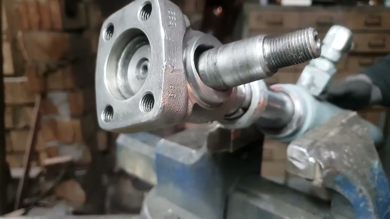 Long Tractor Power Steering Cylinder repaire - How to fix power steering mechanism.