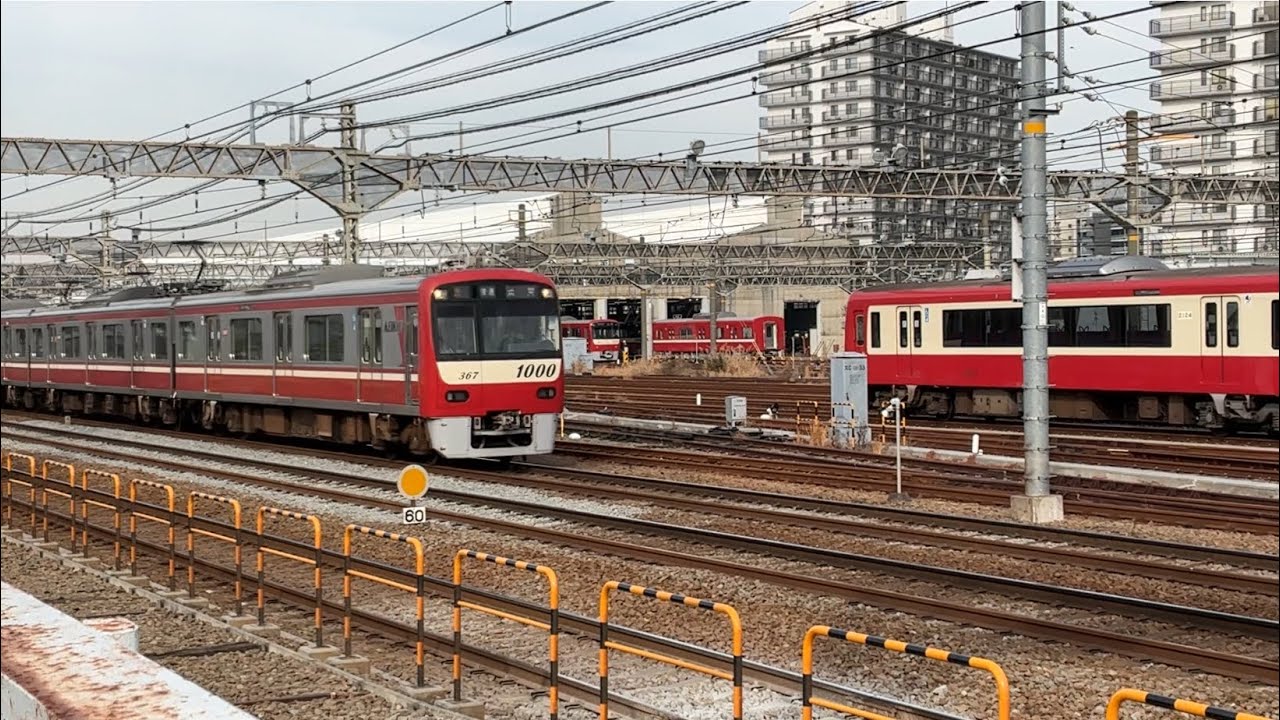 京急線21デト12〜11形と99S特急高砂行き1585、入換中のECOMO02、特急青砥行き1208、金沢検車区4番線から外に出る回送1702-1、検査中の札を取り外される1702-8！