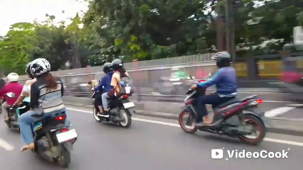 Jalan sore suasana menjelang berbuka puasa kawasan Condet menuju arah terminal kp Melayu 