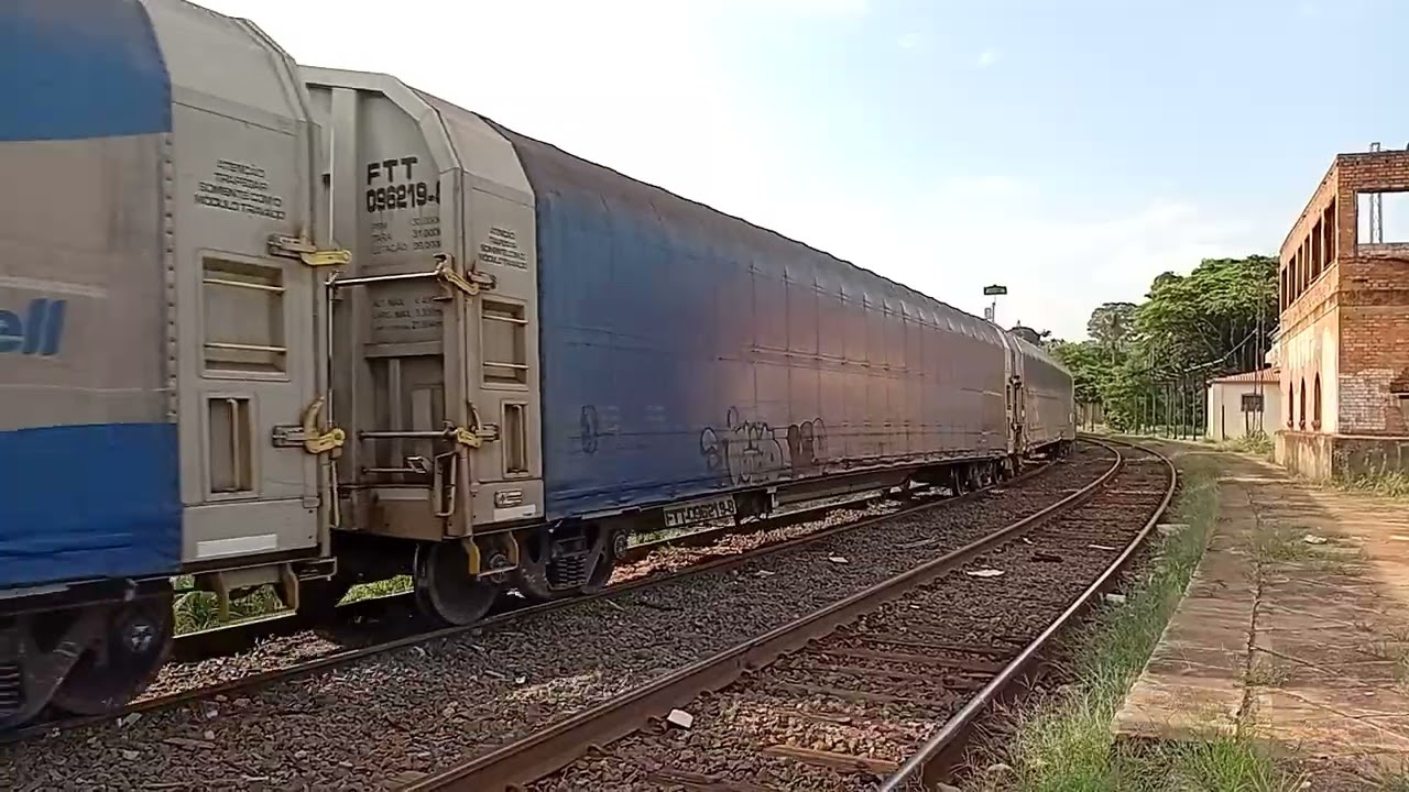 Celulose Bracell vazio sentido ZRX com 3 locomotivas AC44I da MRS 1lider 1comandada 1desligada 