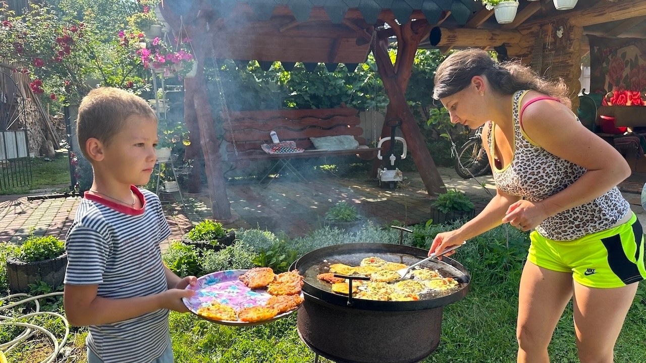 🔥 Meat Pancakes on Fire & Wild Strawberries! Cozy Mountain Family Vlog from the Carpathians 🏡🍓.