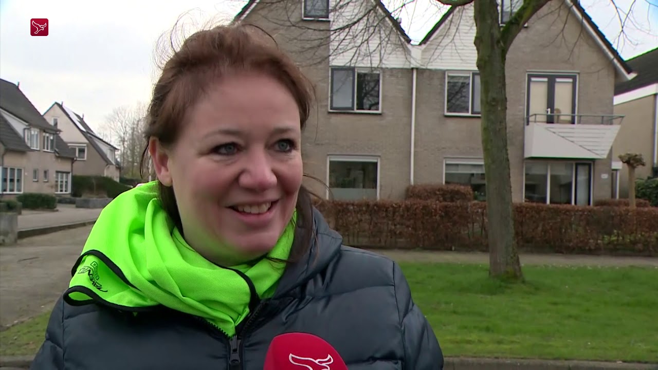 Actiegroepen met megafoon door straten om vliegveld
