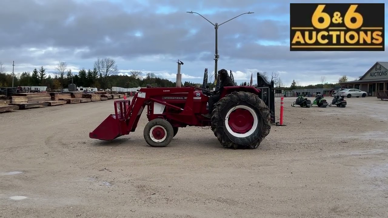 International 674 Loader Tractor