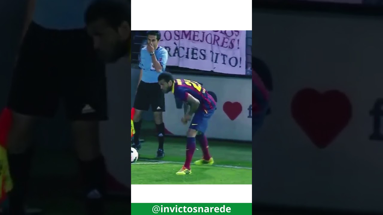 Daniel Alves Come Banana Jogada por Torcedor