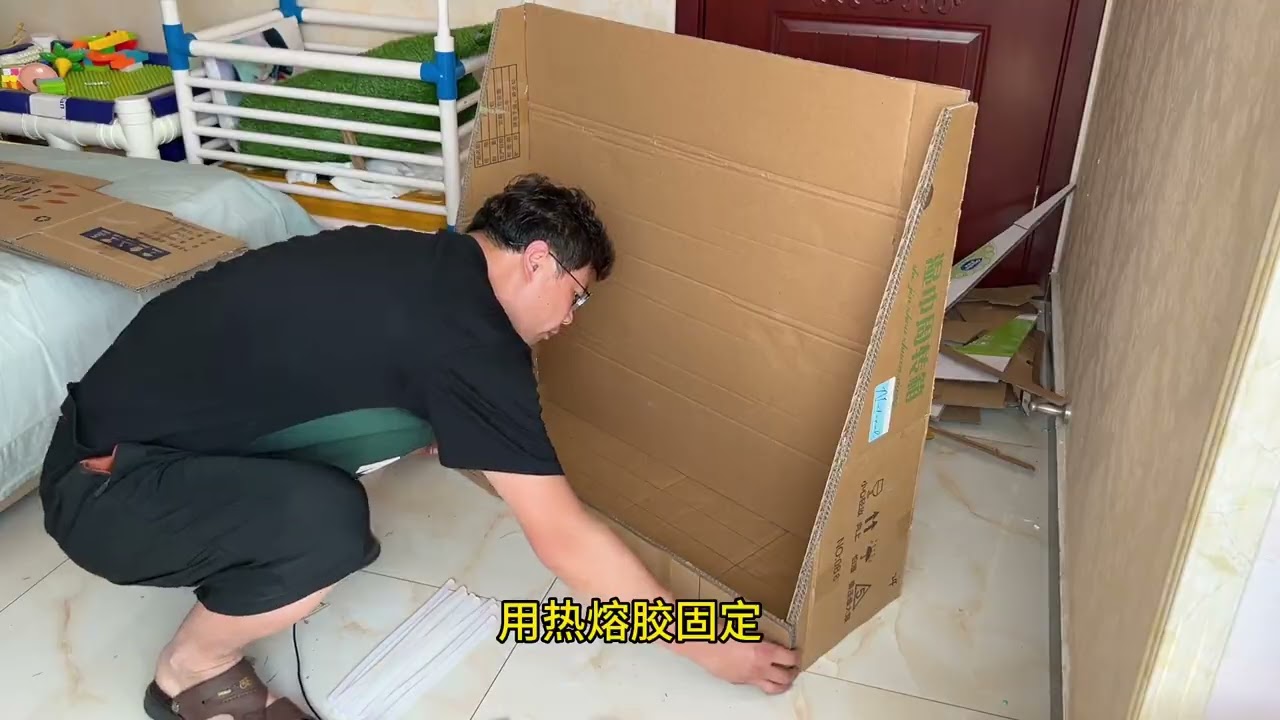 爸爸用废旧纸箱给璐璐做了一个绘本书架，今天制作教程来啦！赶紧收集家里的旧纸箱，给孩子们安排一个吧，让孩子爱上阅读！#纸箱改造 #变废为宝 #手工 #记录宝宝成长