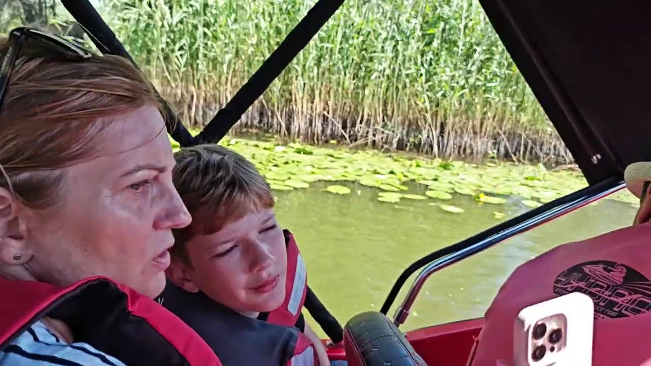  Explorăm cu barca brațul Sfântu Gheorghe și canalele din Delta Dunării până la o plajă sălbatică !