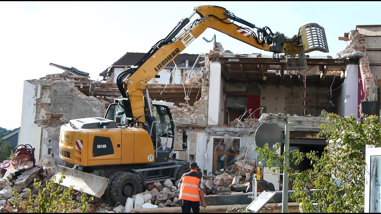 Bagger im Einsatz - Abrissbagger rei&szlig;t Geb&auml;ude ab //HD