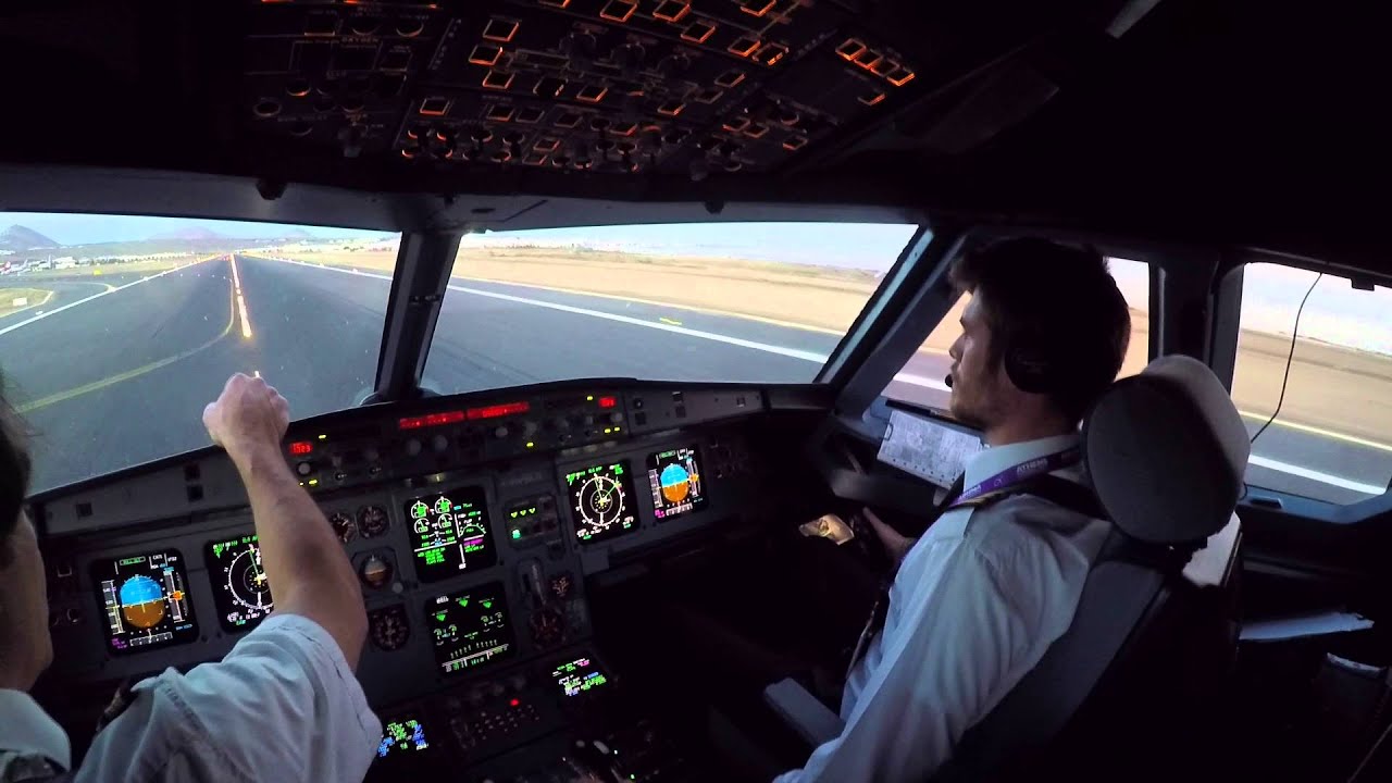Lanzarote GCRR Cockpit view landing rwy 03 in dusk