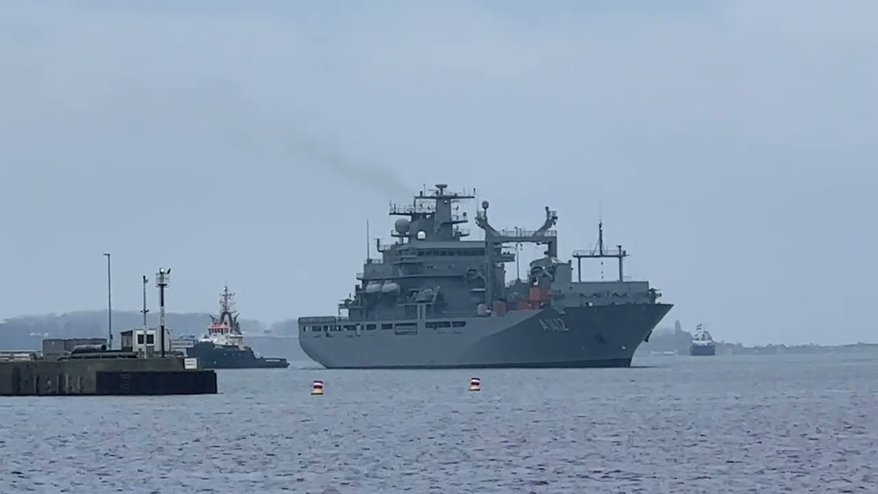 Frankfurt am Main A 1412 task force supporters arrive at the naval base in Kiel