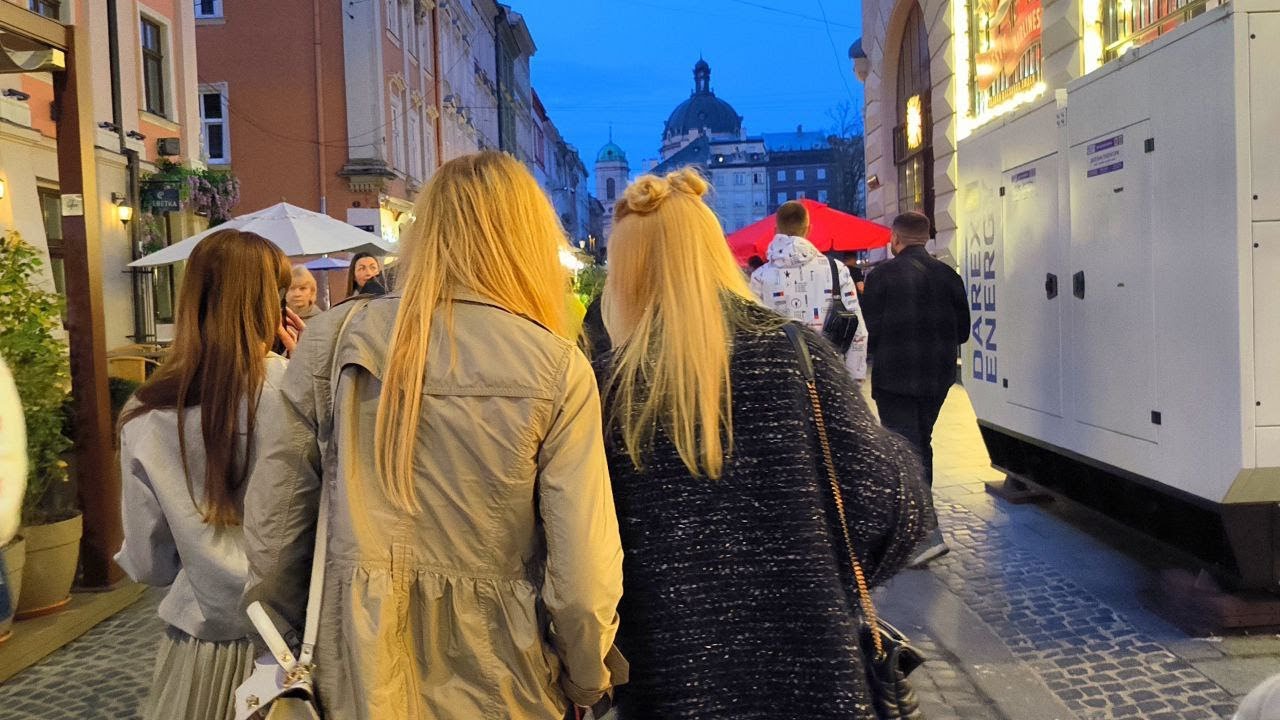 Переповнений центр Львова на Великдень 2025 і нічне життя Lviv nightlife