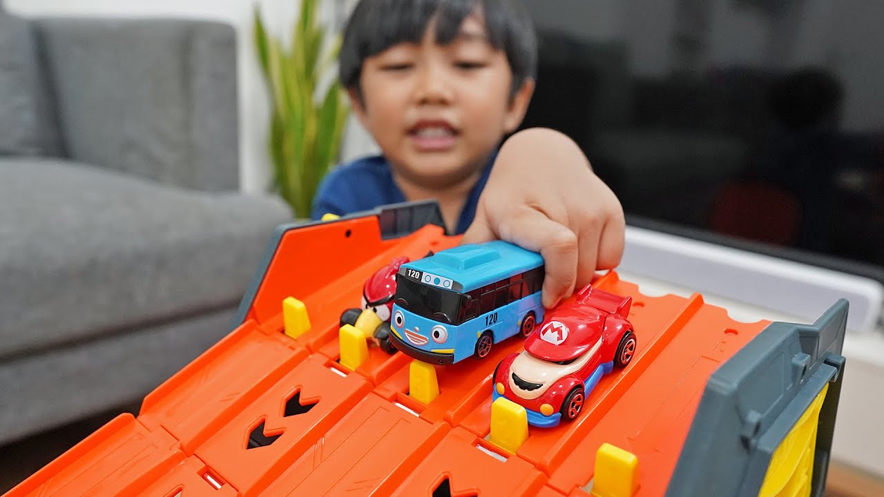 Balapan Mobil Karakter di Lintasan Hot Wheels | Dunia Kyo