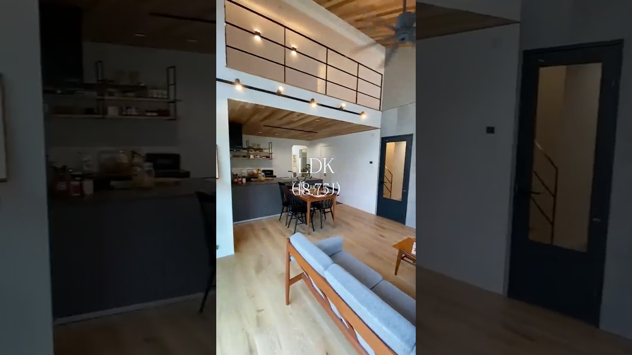【平屋】1.5階建て、2LDKにフリースペースが付いたお家🏡リビングは吹き抜けで開放的！部屋数も収納も確保された、平屋と二階建てのいいとこどりな間取りに注目です👀