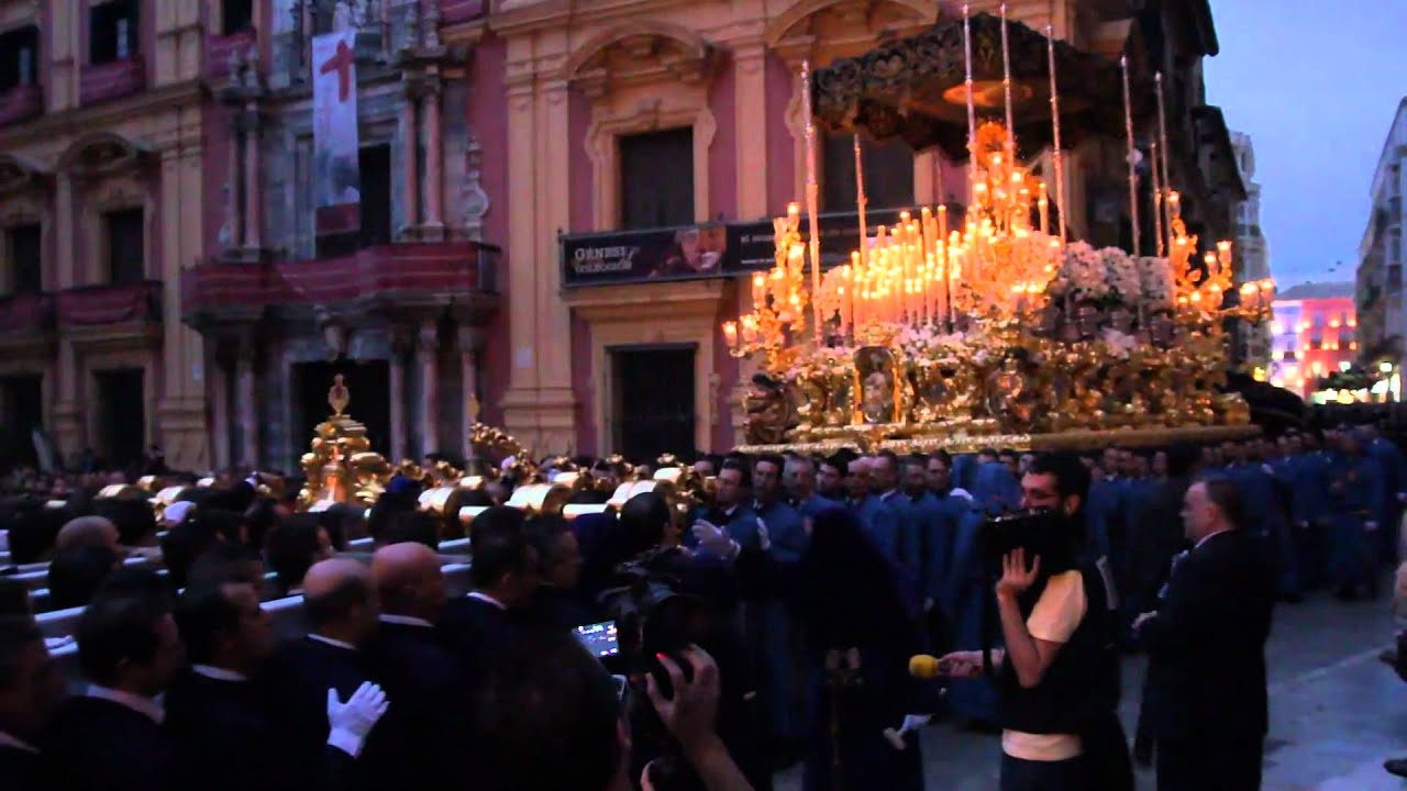 Los tronos de la cofradia de Rico se encuentran frente la entrada principal de la Catedral
