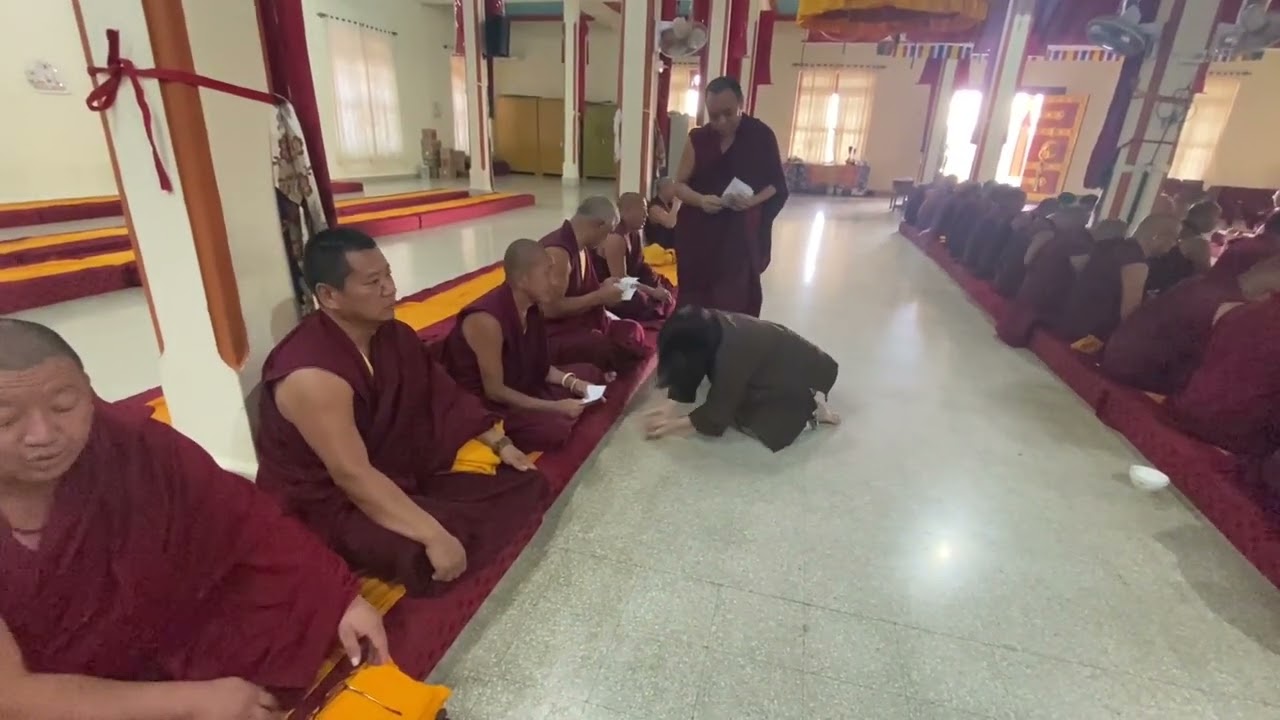 Gaden Shartse  lễ cúng dường tăng đoàn